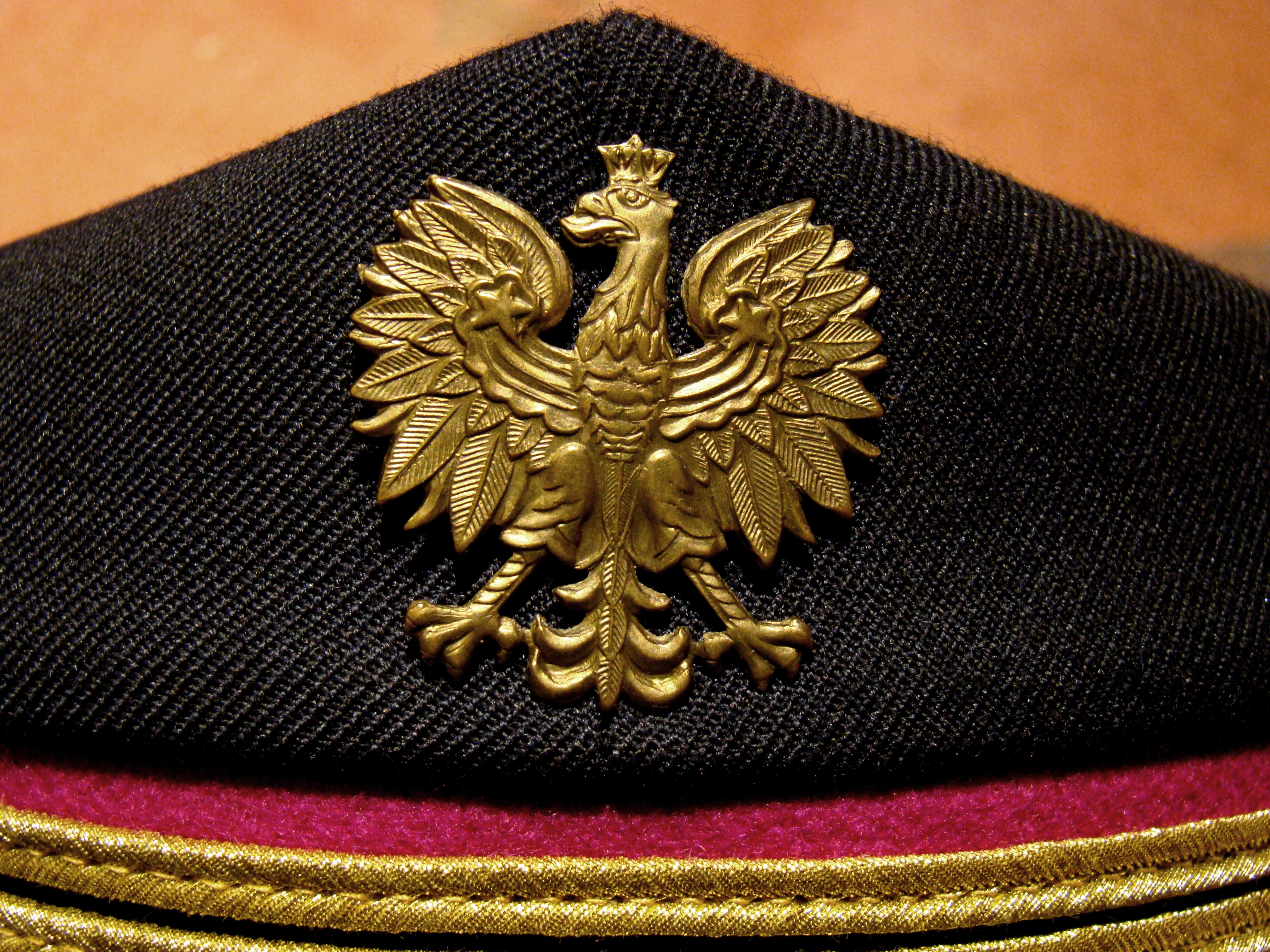 Orzełek na czapce kolejowej